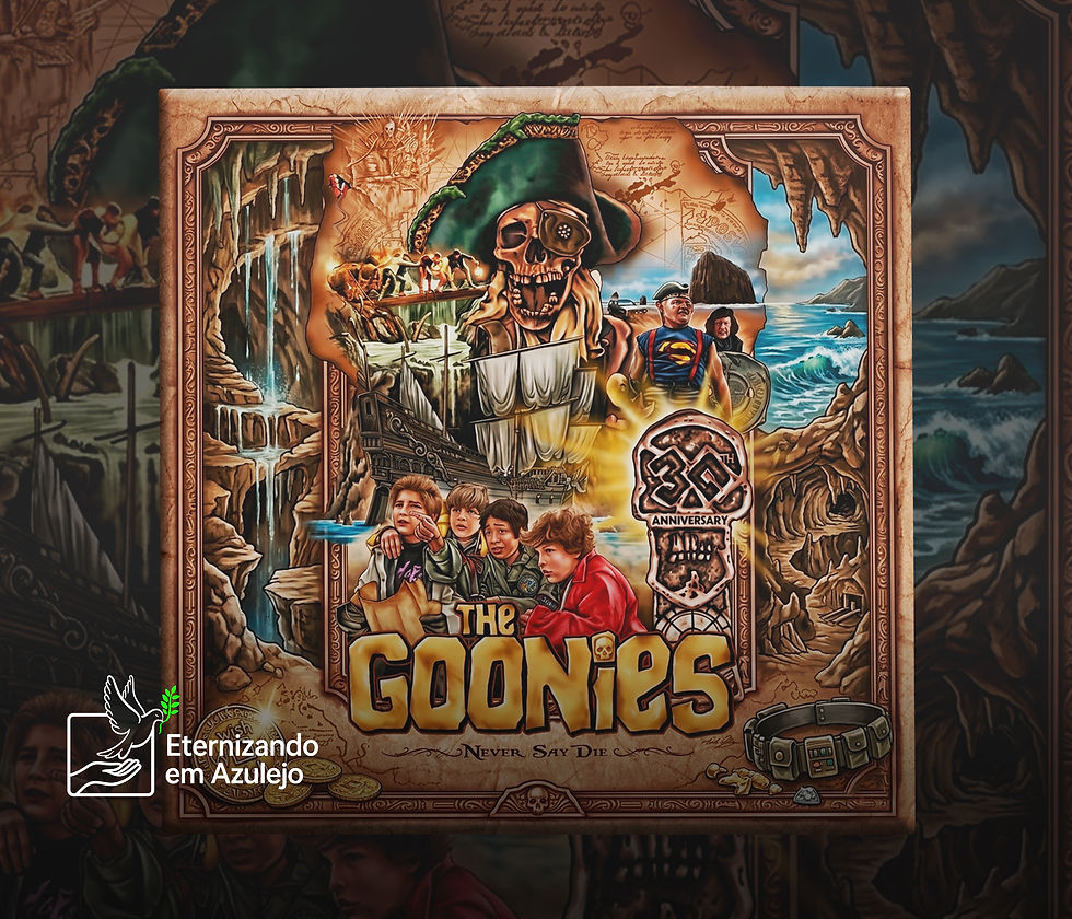 Azulejo personalizado com foto comemorativa de 30 anos do filme The Goonies, com a caveira de Willy Caolho, o navio pirata e os personagens principais em tons sépia e dourado.