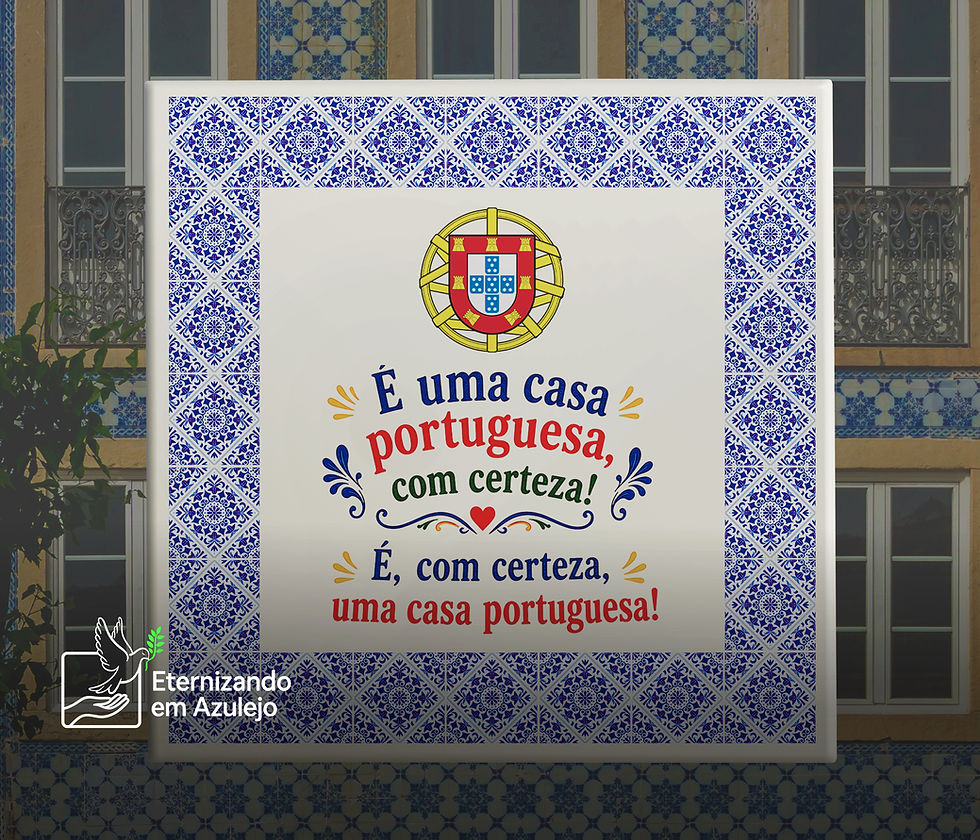 Azulejo Português Personalizado É Uma Casa Portuguesa Frase Tradicional em cerâmica com frase de boas-vindas, brasão de Portugal e moldura em azulejaria azul.