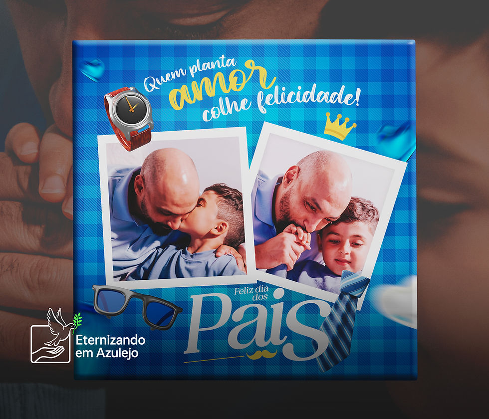 Azulejo Personalizado com Foto Dia dos Pais exibindo uma peça cerâmica individual com fundo azul xadrez, duas fotos polaroid de pai e filho, frases de carinho e elementos decorativos masculinos como relógio, gravata e óculos.