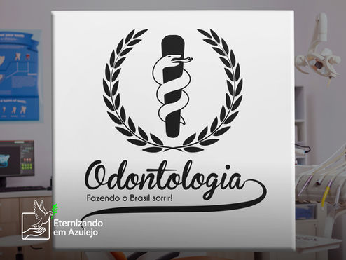 Azulejo Decorativo Profissão Odontologia com brasão preto contendo bastão de Esculápio e frase Fazendo o Brasil sorrir.