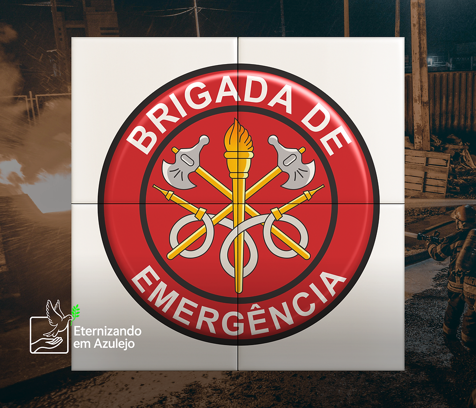 Mosaico azulejo personalizado brigada de emergência composto por um conjunto quadrado de quatro azulejos premium, exibindo centralizado um brasão circular vermelho com borda preta e branca onde está escrito "BRIGADA DE EMERGÊNCIA". No centro do brasão, há uma tocha dourada acesa sobreposta a dois machados cruzados e mangueiras estilizadas, com efeito visual de relevo tridimensional.