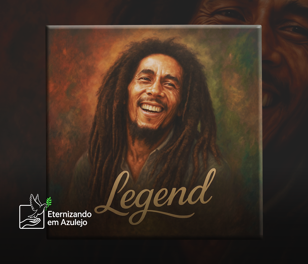 Foto no azulejo bob marley legend sorrindo de olhos fechados com jaqueta jeans segurando microfone, sobre fundo escuro texturizado.