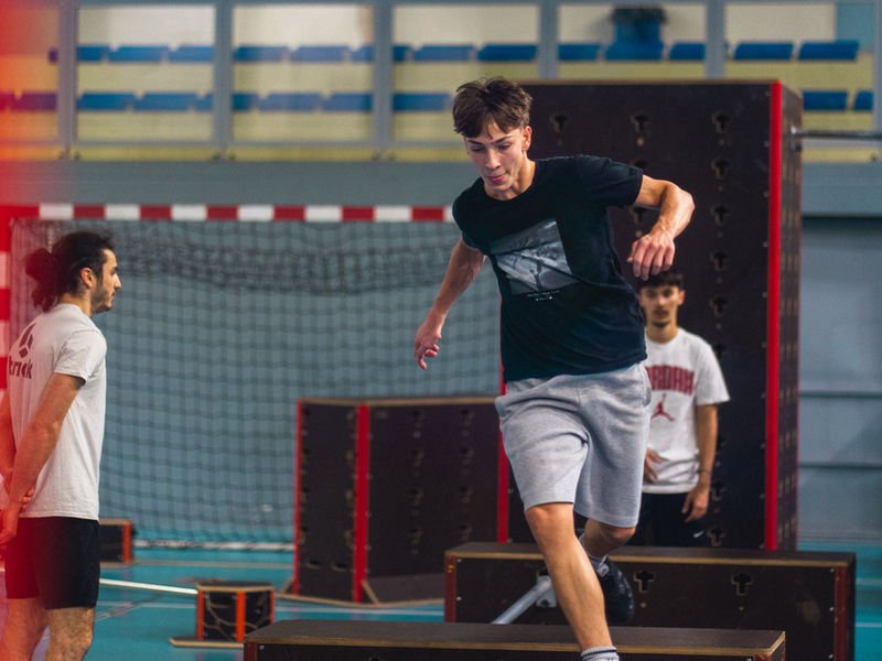 Enfants en cours de parkour