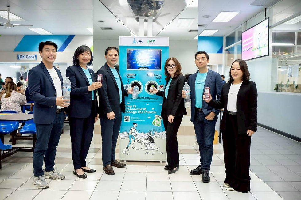 ภาพ กลุ่มผู้บริหาร LPNxLPP และ ogga idea ถ่ายภาพหน้าตู้รับคืนขยะรีไซเคิล Trash Ex โดย ogga idea