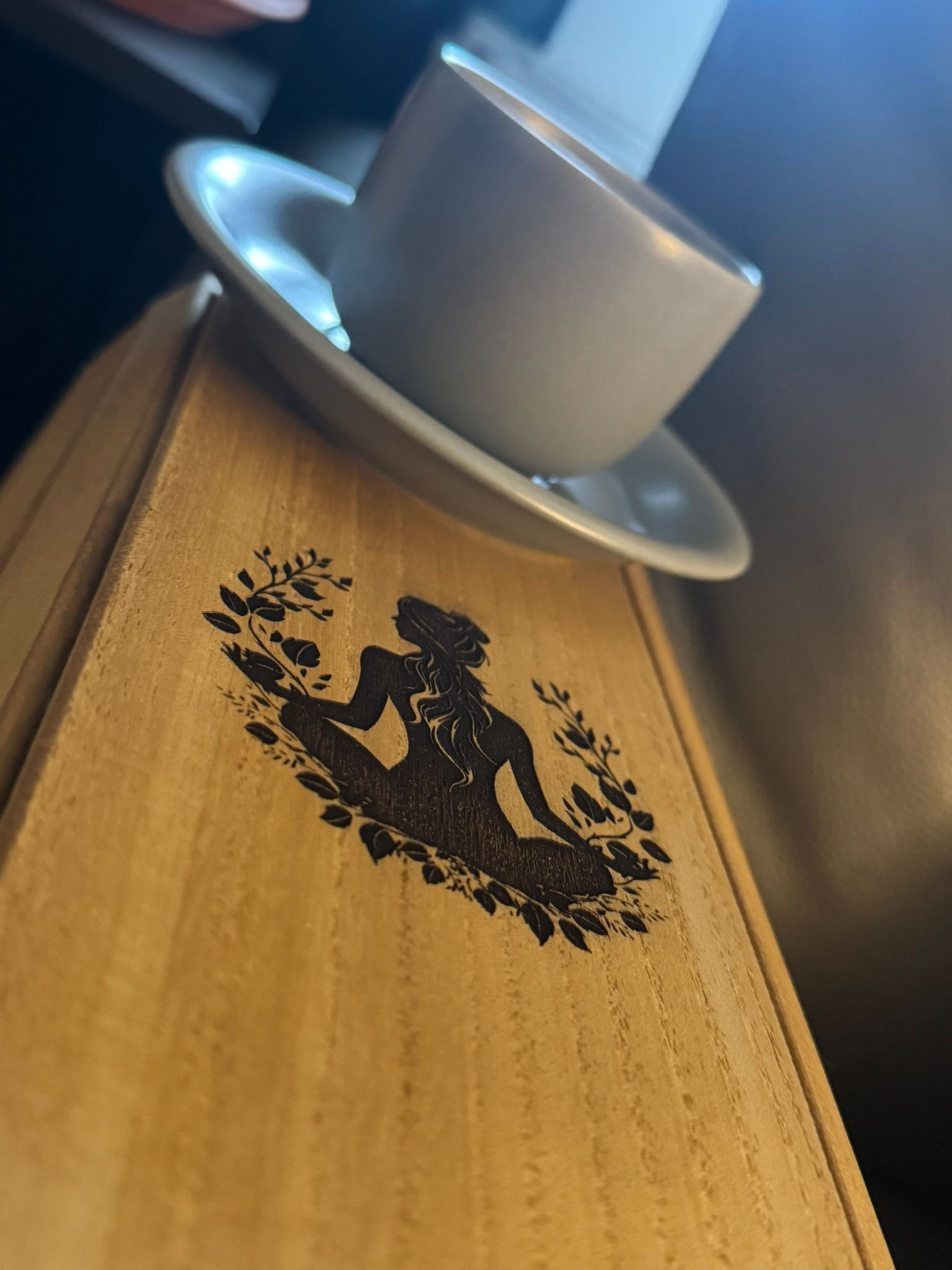 ✨ Support tasse en bois gravé – personnalisable ✨