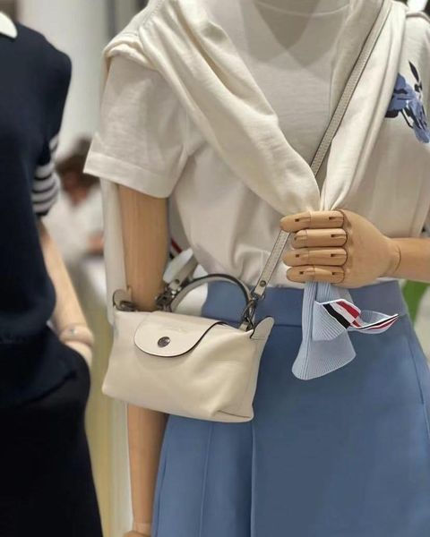 Thumbnail: Longchamp牛皮mini斜背包