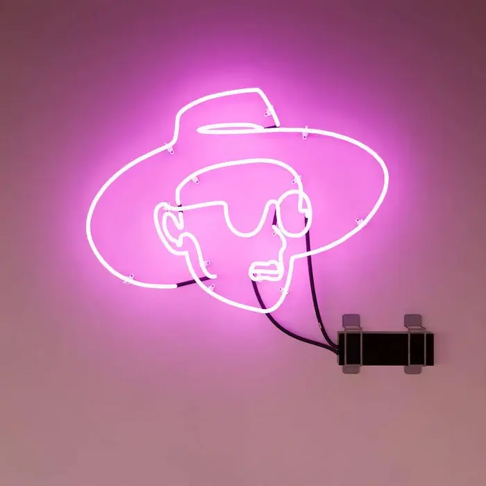 ccustom-neon-sign-moder-nismar-tistseries-Pcasso-Fuchsia.webp