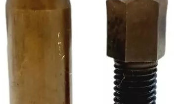 sufrideras de cobre para conexiones eléctricas a tierra  sobre un fondo blanco