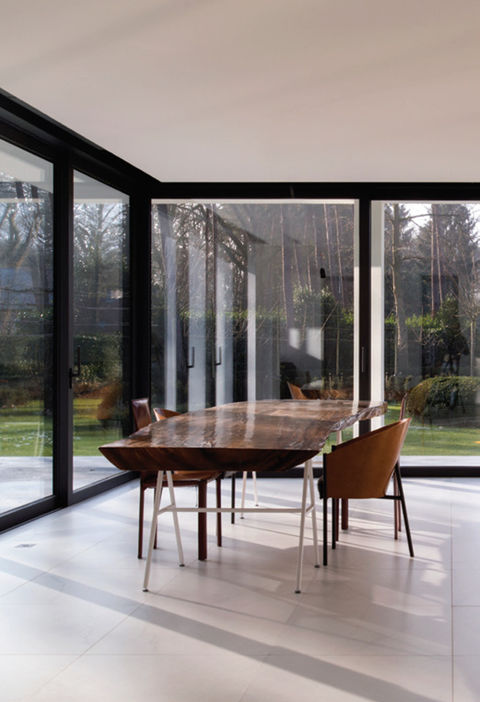 A modern look with Sliding Doors and Glass to Glass corners from www.glasshousearchitecture.co.uk