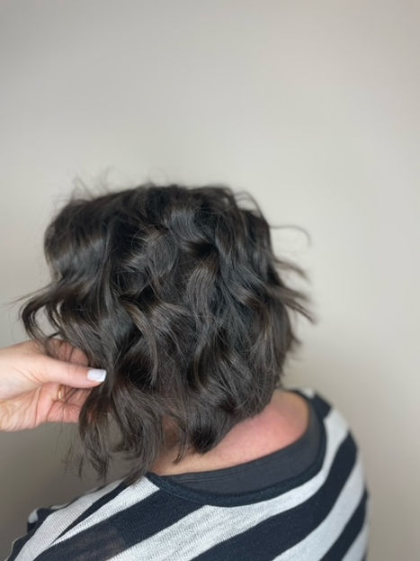 Après pour apporter de la brillance et revitaliser les cheveux