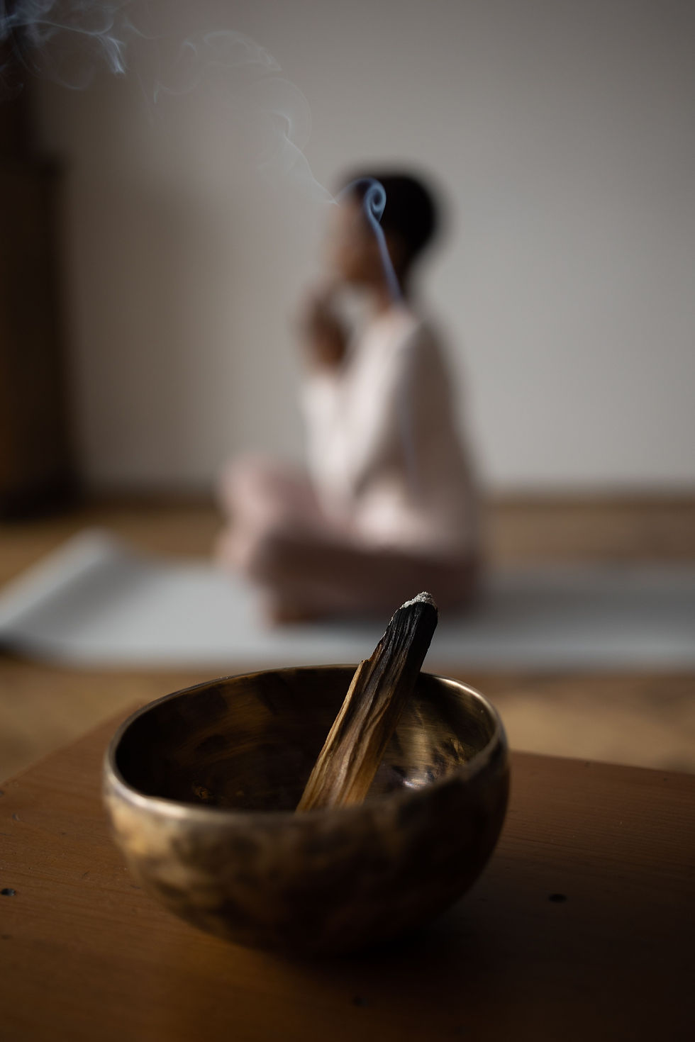 Mensch in Meditation, mit Klangschale im Vordergrund, Fühlen ist nicht das Gegenteil von Denken, ursinafried.ch, friedpartner.ch, Oberrieden, blogursinafried