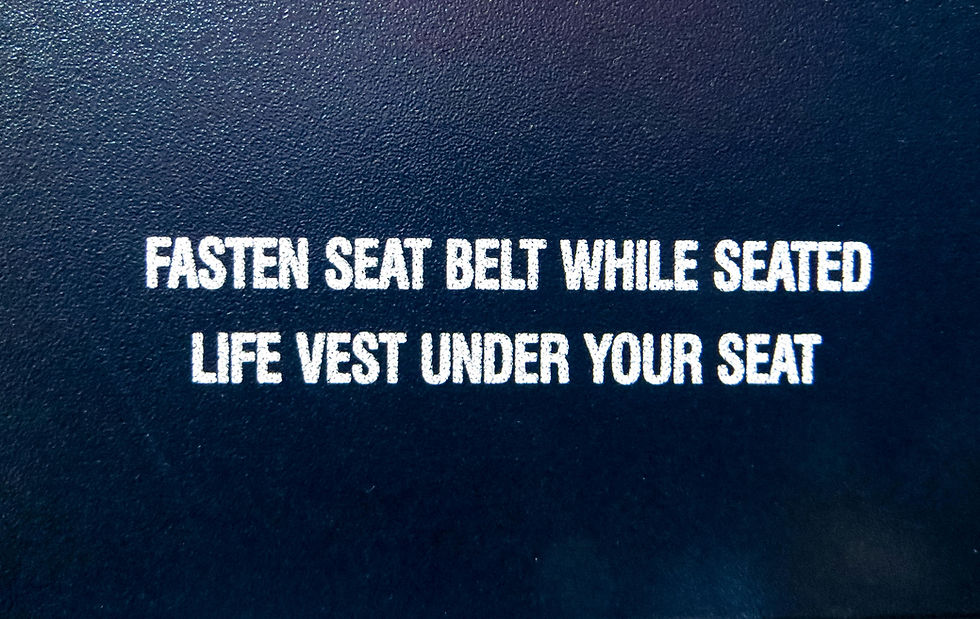 Fasten seat belt while seated flies vest under your seat. Blaues Bild mit Text.