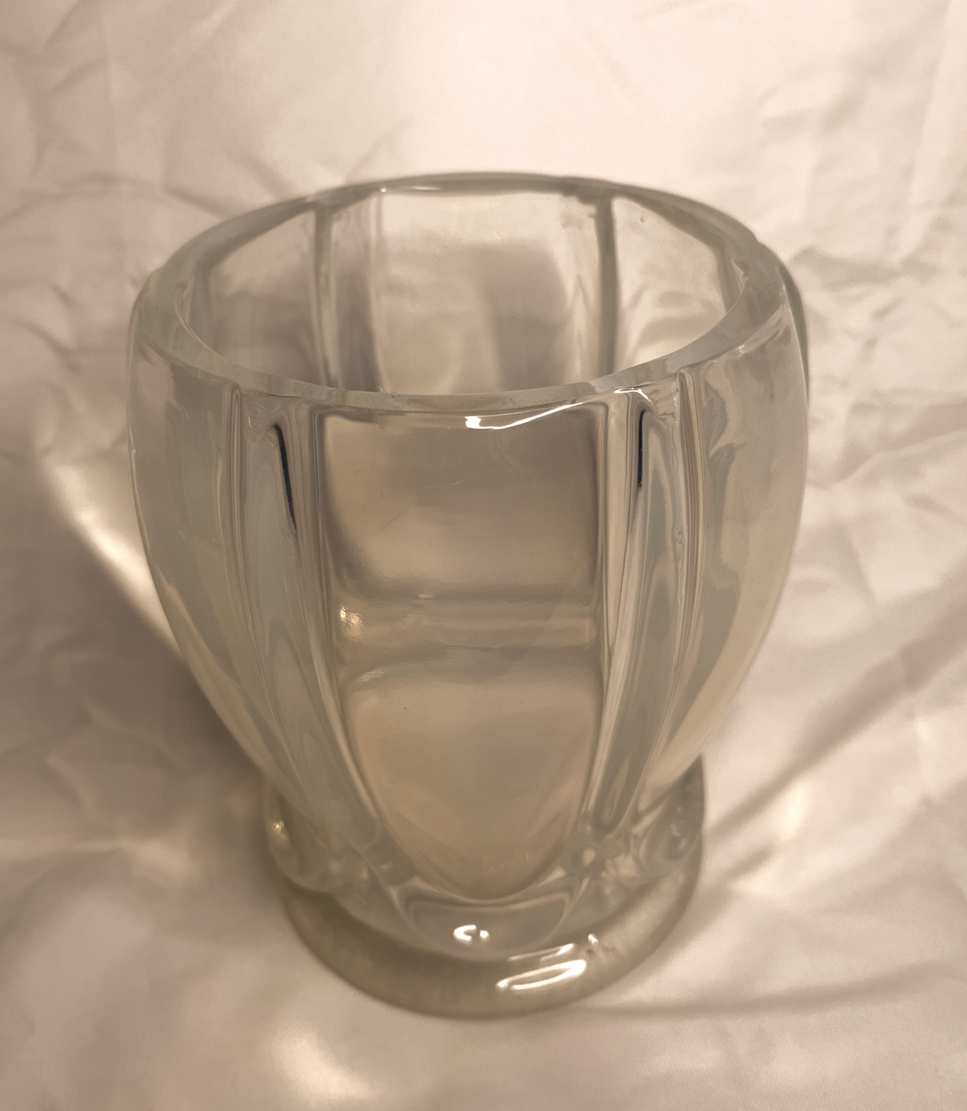 Vase Art Déco en verre opalescent Verlys France