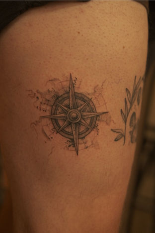 Highly detailed compass tattoo with fine line and dotwork techniques on the leg – precise black ink by Vangotattoo in Algarve, vila do bispo