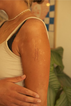 Minimalist single-needle tattoo with clear lines and a delicate motif – Studio Vila do Bispo