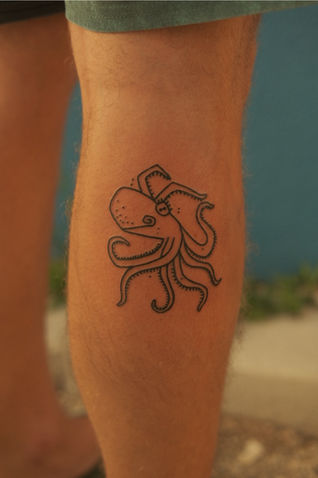 Custom octopus tattoo with bold lines on leg – unique design from Vangotattoo in Algarve