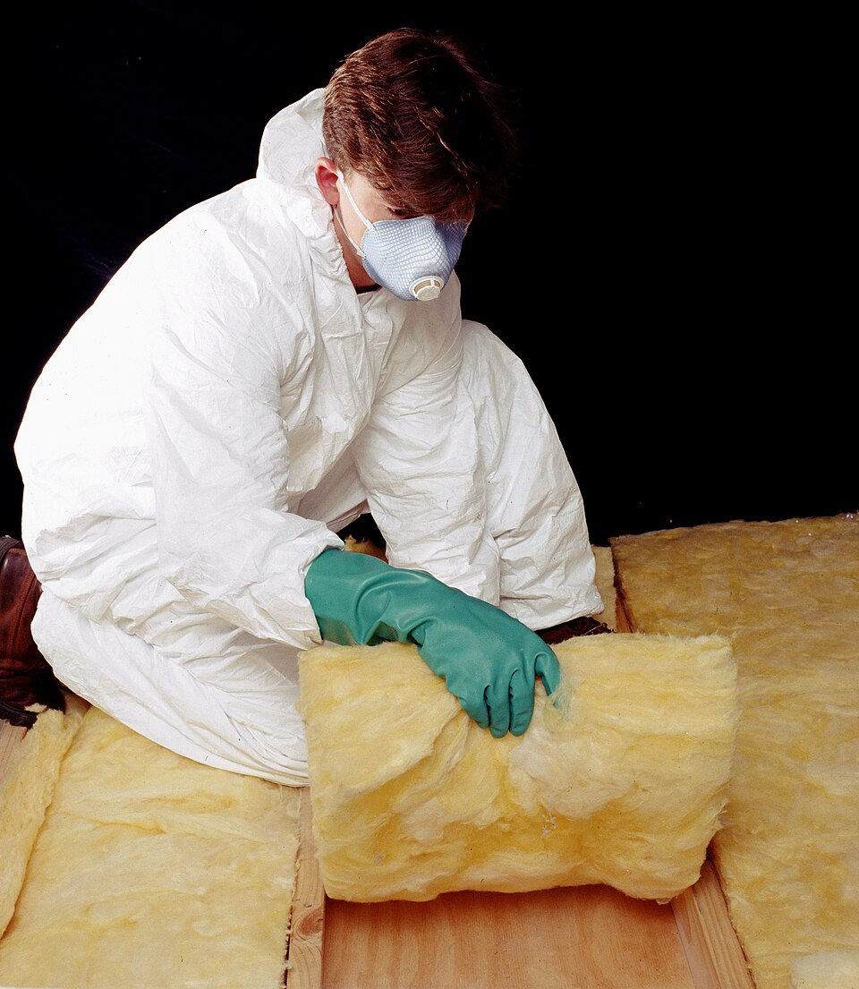 Photo d'un professionnel qui pose un isolant sous toiture