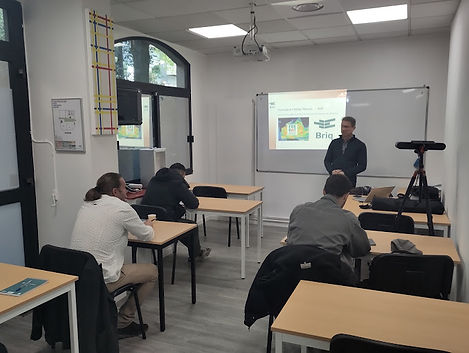 Une classe de Briq avec des apprenants en formation