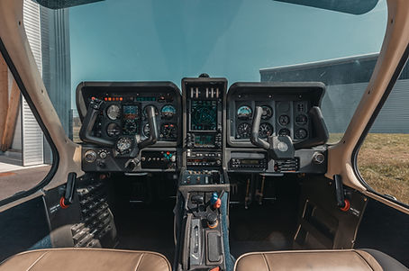 On voit le cockpit du TB20