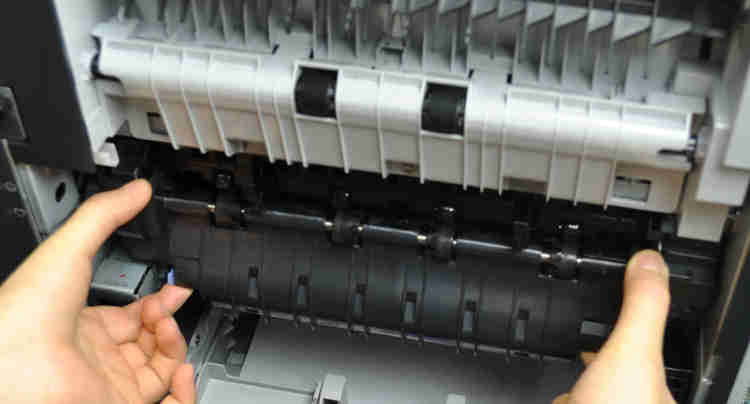 Retirez l'unité de fusion et réinstallez-la.  Appuyez vers l'intérieur sur l'unité de fusion pour vous assurer qu'elle est bien enclenchée.