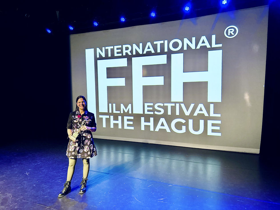 Sandy Siquier receiving the award at the International Film Festival The Hague.