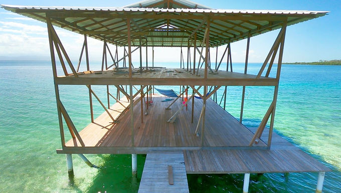 DŮM NAD VODOU PŘIPRAVENÝ K DOKONČENÍ, ISLA COLÓN