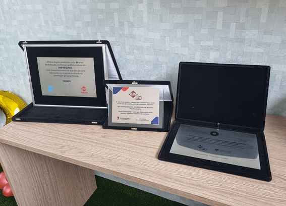 Placas comemorativas de 30 anos da SBM Seguros. Presente dados por algumas seguradoras.