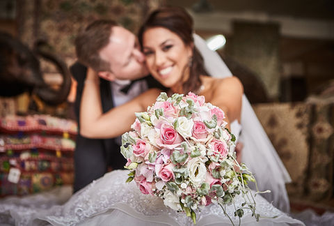 Brautstrauss und happy Brautpaar