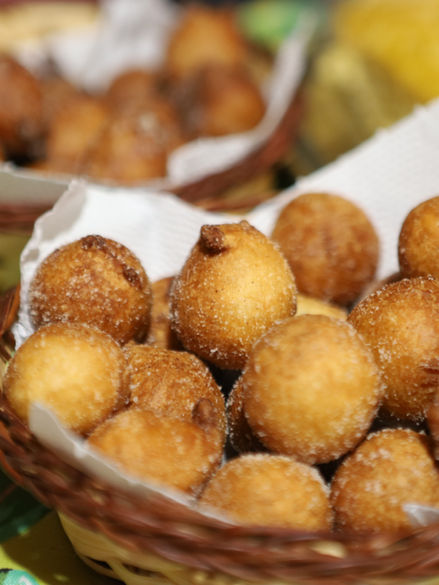 Cesta com bolinhos de chuva fritos em um café colonial caipira