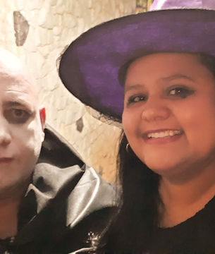 Dois amigos fantasiados para o Halloween