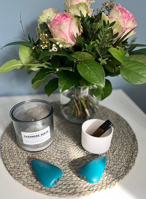 Kerze und Blumen mit EMDR Pulsatoren