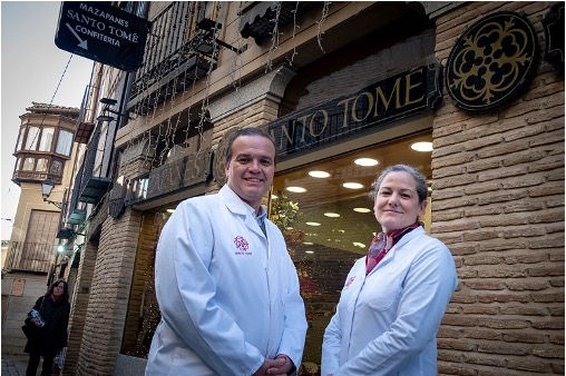 En la entrada de la tienda y obrador, Jerónimo de Mesa Buigues (CEO) y Ana de Mesa Gárate (Directora de producción) son la séptima generación de la empresa  // JMCADENAS