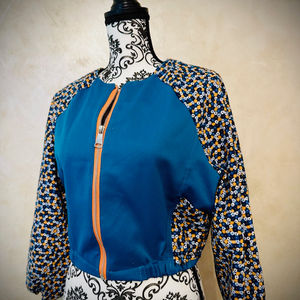 Giubbotto bomber turchese con maniche floreali