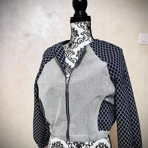 Giubbotto bomber grigio e blu con motivi geometrici