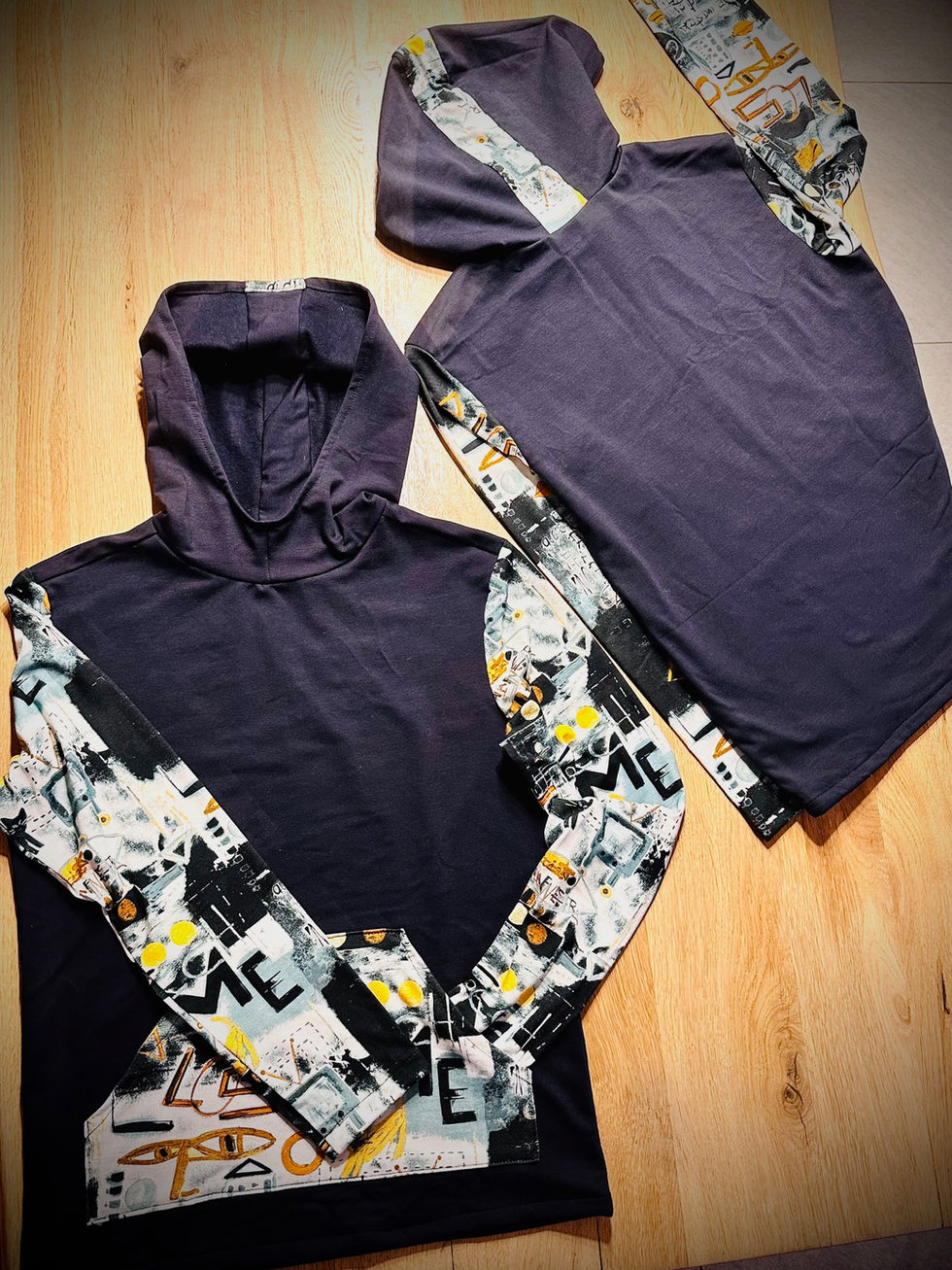 Sweat-shirt bleu graffitis avec écharpe assortie