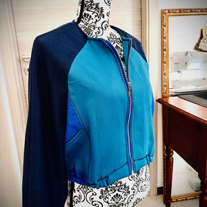 Giubbotto bomber bicolore blu dal look sportivo