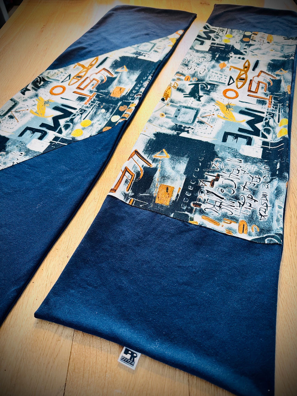 Sweat-shirt bleu graffitis avec écharpe assortie