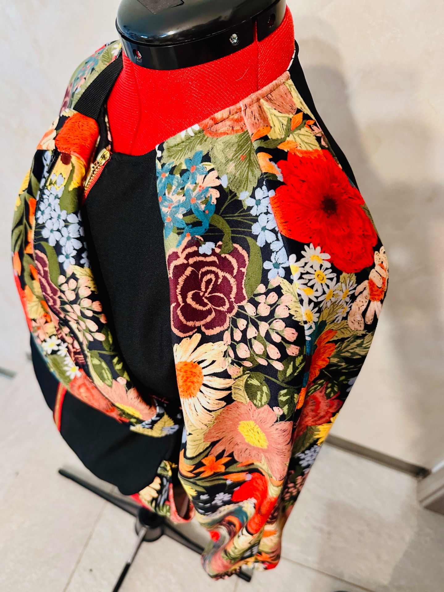 Bomber floreale su misura e marsupio abbinato: l'outfit che fa la differenza