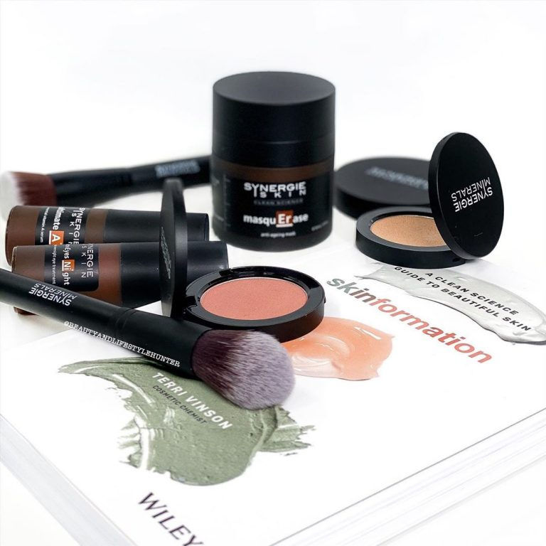 Thumbnail: Synergie Skin Skinformation – Huidboek (Engelse taal)