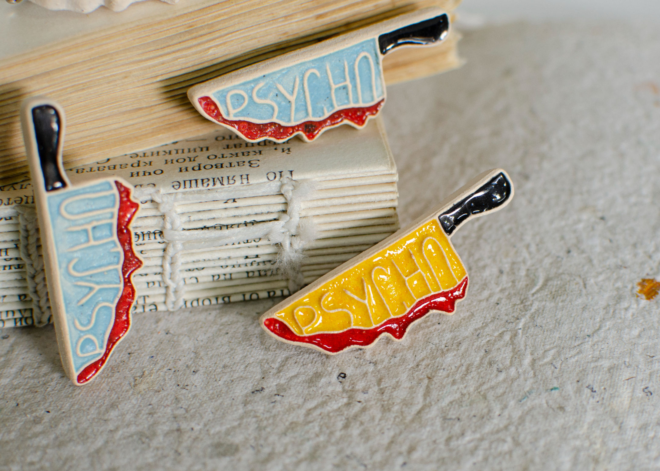 Керамична брошка „Психо“