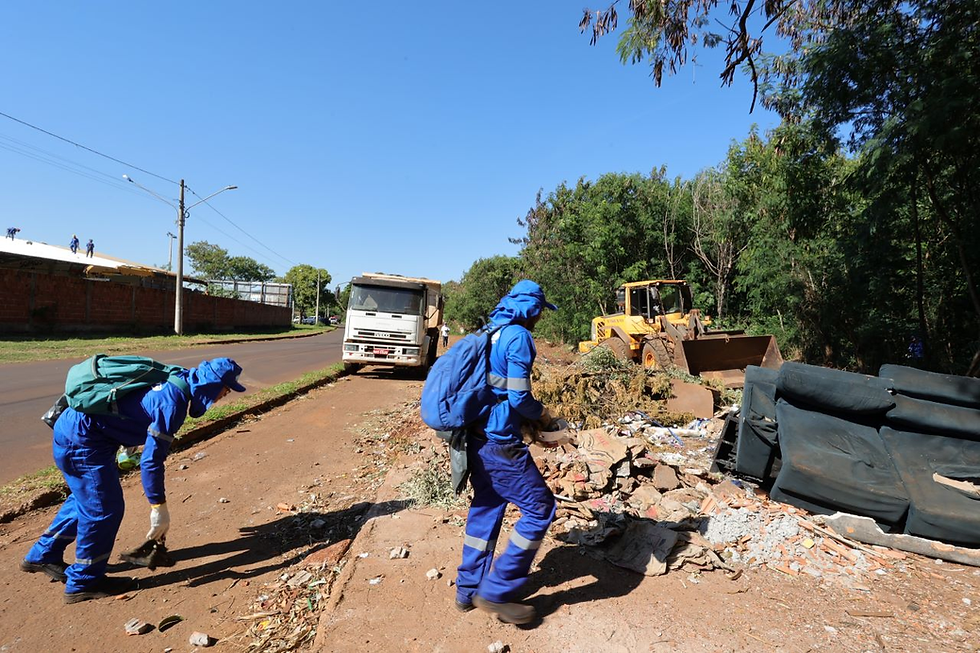 Equipes da Secretaria de Serviços Urbanos da Prefeitura retornaram, depois de três semanas, para área de preservação ambiental na Cachoeirinha para recolher lixo doméstico e entulhos. Fotos: A. Frota