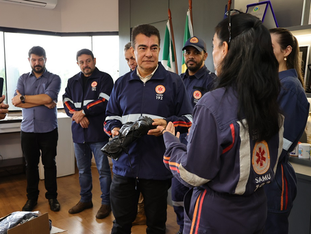 Prefeitura entrega uniformes para equipe do Samu após oito anos sem reposição