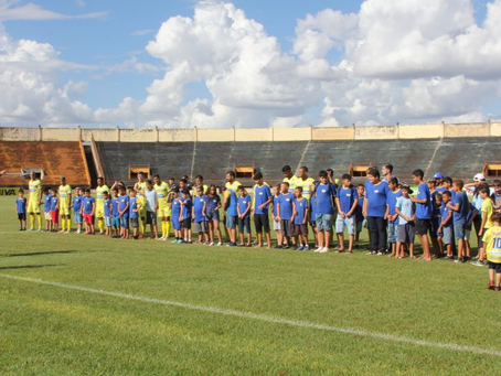 Alunos da Reme entram em campo com jogadores e assistem vitória do DAC
