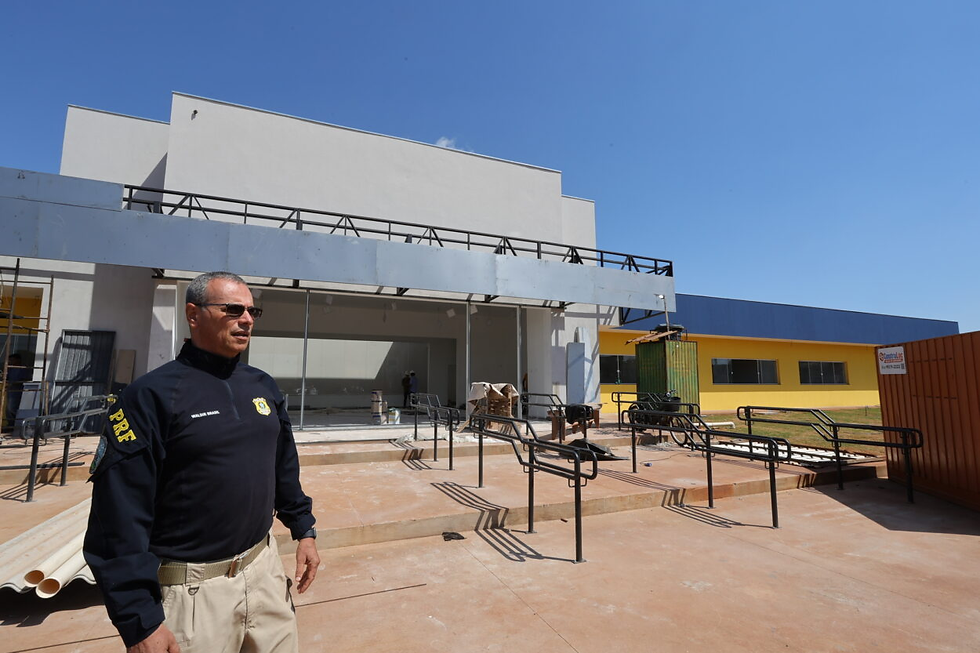 Chefe da PRF, inspetor Waldir Brasil, mostra andamento da obra que deve projetar Dourados com ainda mais força na segurança pública- Fotos: A. Frota