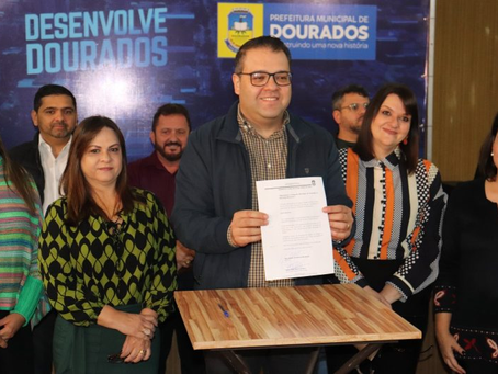 Prefeito Alan Guedes entrega três projetos voltados à Educação