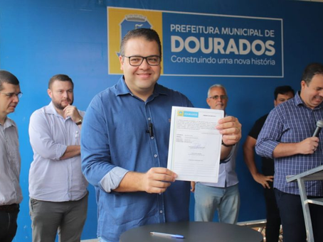 Alan Guedes assina ordem de serviço e tapa-buraco começa nesta terça-feira