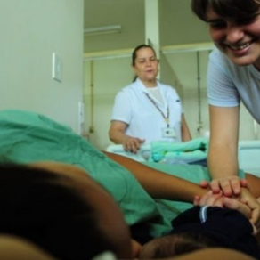 Câmara aprova regulamentação da profissão de doula e projeto segue para sanção