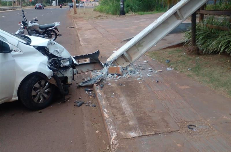 Alerta: balanço mostra que motoristas do MS já derrubaram 3x mais postes do que em 2025