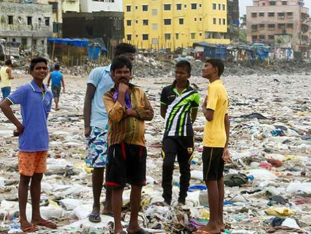 Mundo joga um caminhão de lixo, por minuto, nos oceanos