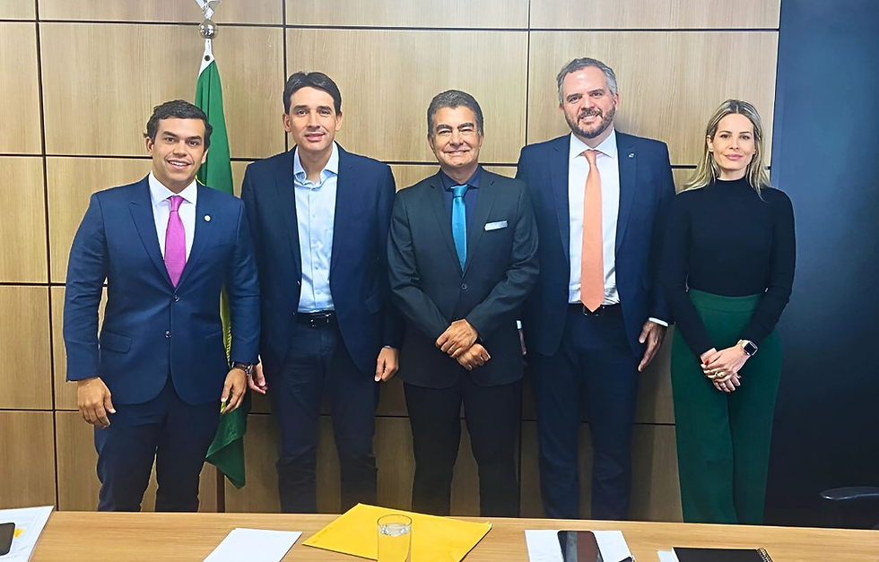 O prefeito Marçal Filho e o deputado Beto Pereira com o ministro Silvio Costa Filho e diretores da Secretaria Nacional da Aviação Civil, em Brasília. Foto: Divulgação